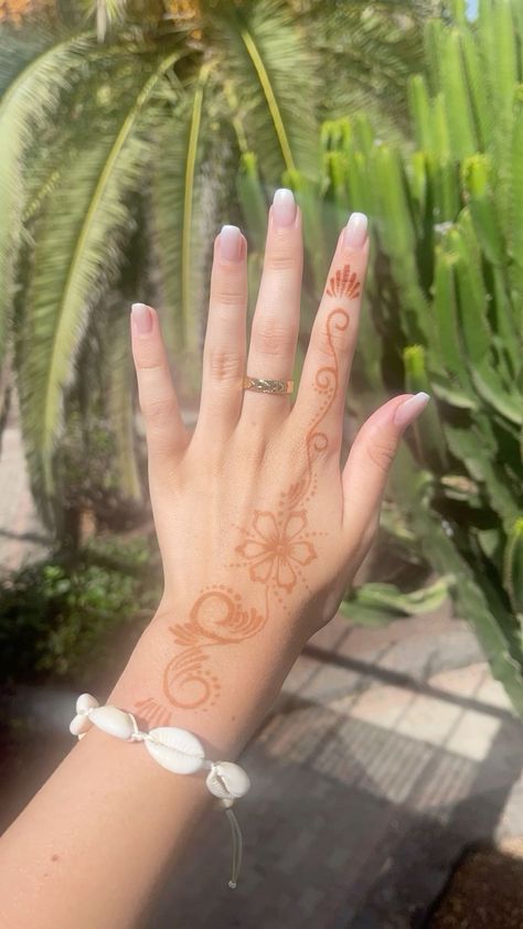 There's a new beauty trend taking over Instagram and it's absolutely stunning. Say hello to "quartz nails". Easy Henna Ankle, Easy Henna Ideas Simple Fingers, Henna Styles Simple, Cute Hena Design Hand, Hena Ideas Summer, Summer Henna Designs Hands, Minimalist Henna Tattoo, Hibiscus Henna Designs, Henna Tattoo Designs Flower