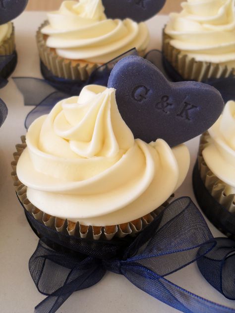 Heart wedding cupcakes Just Married Cupcakes, Engagement Cupcakes, Engagement Themes, Engagement Party Games, Heart Wedding Cakes, Heart Cupcakes, White Cupcakes, Bbq Wedding, Engagement Cakes