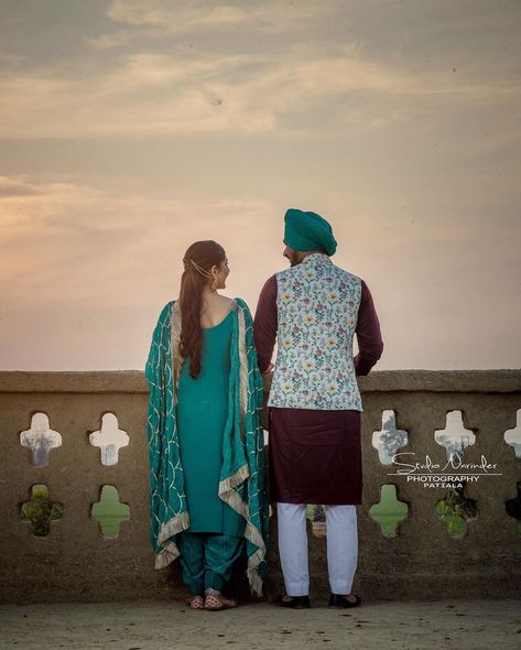 Sardar And Sardarni Pics, Punjabi Couple Photography, Couples Dps, Village Lifestyle, Sikh Couple, Sikh Wedding Photography, Pre Wedding Photoshoot Outfit, Lace Suit, Punjabi Couple