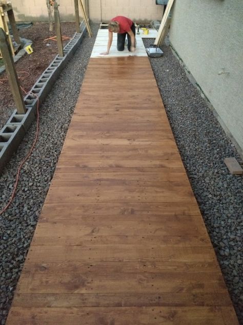 Pallet walkway Modern Walkway, Diy Stone Walkway, Pallet Walkway, Side Walkway, Detached Garage Designs, Sauna Diy, Walking Path, Walkway Ideas, Walkways Paths