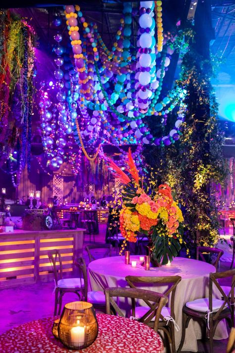 Caribbean Carnival Theme Party Decorations, Mardi Gras Party Aesthetic, Mardi Gras Dance Decorations, Martigraw Party Ideas, Mari Gras Party Ideas, Mardi Gras Party Decorations Backdrops, Carnaval Party Theme, Sweet 16 Carnival Theme Party, Mardi Gras Masquerade Ball