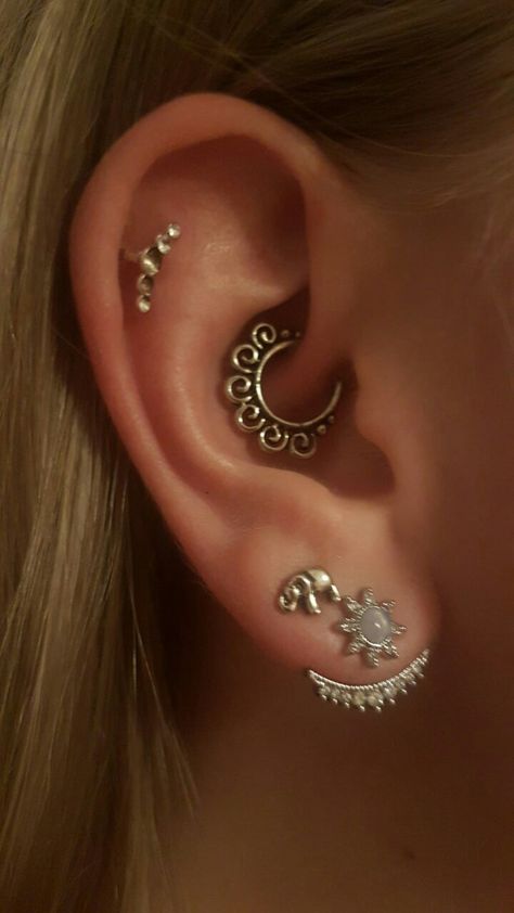 Fake Cartilage Piercing, Daith Piercings, Double Ear Piercings, Daith Jewelry, Gold Ear Jacket, Daith Piercing Jewelry, Piercings Ideas, Ear Piercing Ideas, Cool Ear Piercings