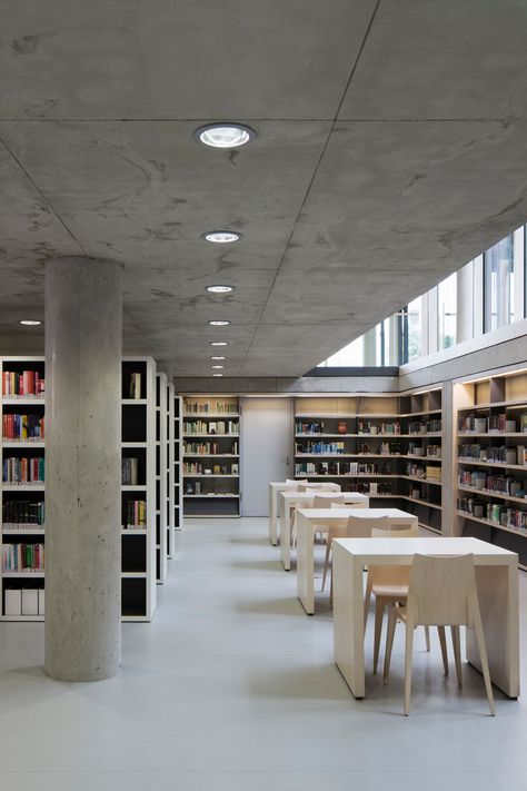 In der ehemaligen alten Feuerwache in Berlin ist eine moderne Bibliothek mit rund 75.000 Medien und vielfältigen Angeboten entstandenFotografWerner Huthmacherserafini madetomeasure designinspiration archilovers collaboration showroom architecture innendesign brandspaces einrichtung raumkonzept wohlfühlen Brutalist Library Interior, Library Ceiling Design, Modern Library Architecture, Campus Interior Design, Architecture Student Portfolio, Public Library Design, Library Cafe, Bibliotheque Design, Interior Minimal