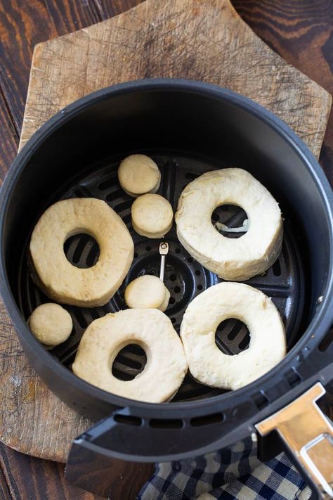 Air Fryer Biscuit Donuts - Skinny Southern Recipes Air Fryer Doughnut Recipe, Hot Air Fryer Recipes, Instapot Air Fryer, Air Fryer Donuts, Air Fryer Dessert, Hot Air Fryer, Biscuit Donuts, Donut Calories, Air Fryer Recipes Dessert