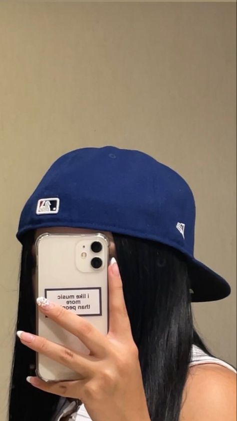 Ideas For Instagram Photos Selfie, Cap Outfits For Women, Baseball Hat Outfit, Looks Hip Hop, Swag Hats, Topi Snapback, Ac New Leaf, Hat Aesthetic, Cap Girl