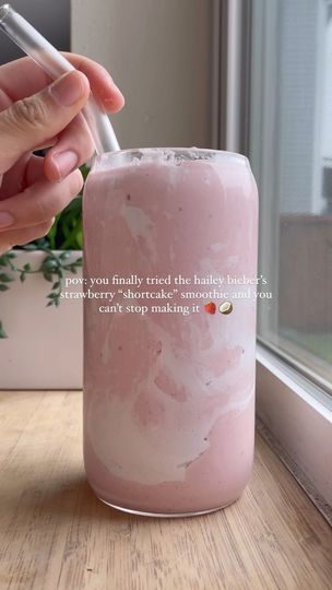 Skin Glaze Smoothie, Erewhon Hailey Bieber Smoothie Recipe, Hailey Bieber Drink, Hailey Bieber Smoothie Recipe, Erewhon Smoothie Recipes, Strawberry Skincare, Hailey Bieber Smoothie, Strawberry Skin, Banana Jam