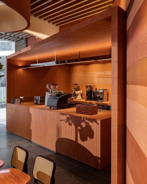 Coffee Booth, Coffee Origin, Breakfast Cafe, Rammed Earth Wall, Coffee Shop Bar, Modern Cafe, Counter Design, Cafe Lights, Shopping Photography