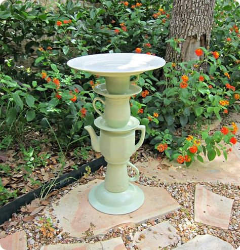 Birdbath from Teapot, Cups, and Saucers...makes me think Alice in Wonderland Alice In Wonderland Garden, Diy Bird Bath, Funky Junk Interiors, Bird Bath Garden, Diy Birds, Garden Art Projects, Glass Garden, Garden Theme, Dollar Store Crafts