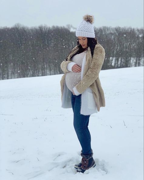 Maternity Sweater Photoshoot, Pregnant Snow Outfits, Maternity Shoot In Snow, Snow Maternity Pictures, Snow Maternity Photoshoot, Winter Maternity Photos Outdoor, Snowy Maternity Photos, Snow Maternity Photos, Maternity Outfits For Photoshoot