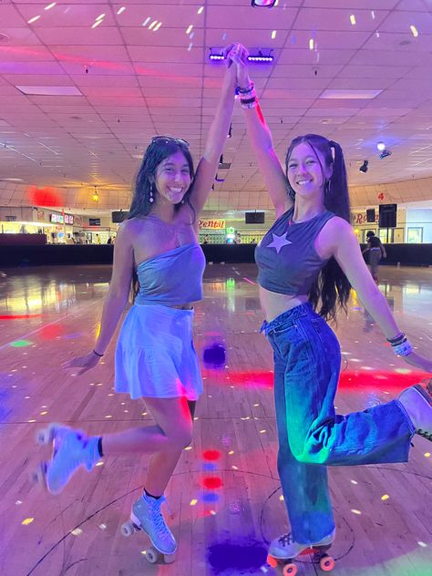 Roller Skate Pictures Ideas, Roller Skating Pics, Roller Skating Aesthetic Pictures, Skating With Friends Aesthetic, Roller Rink Outfit, Cute Roller Skating Outfits, Sweet 16 Roller Skating Party, Roller Skating Friends Aesthetic, Roller Skating At Night Aesthetic