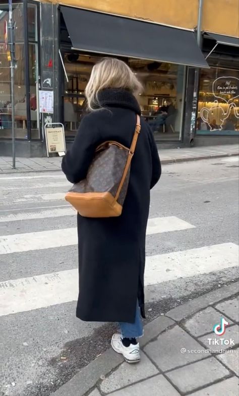 Lv Backpack Outfit, Lv Noe Outfit, Backpack Outfits Women, Lv Bag Outfit, Black Backpack Outfit, Lv Noe, Hiking Boots Outfit, Backpacking Hiking, Bag Outfit