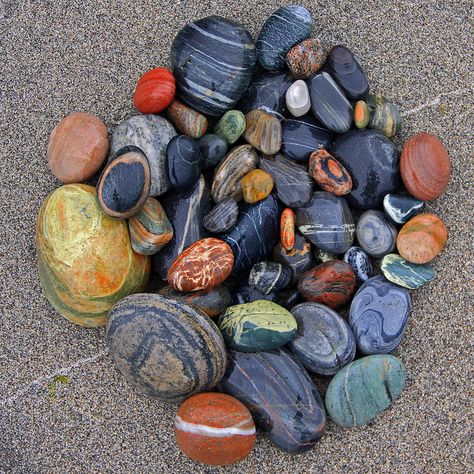 A beautiful rock collection, I love collecting rocks on the beach and streams. It's the best souvenir! Caillou Roche, Colored Rocks, Rock And Pebbles, Pebble Stone, Cool Rocks, Sticks And Stones, Beautiful Rocks, Beach Stones, Rock Collection