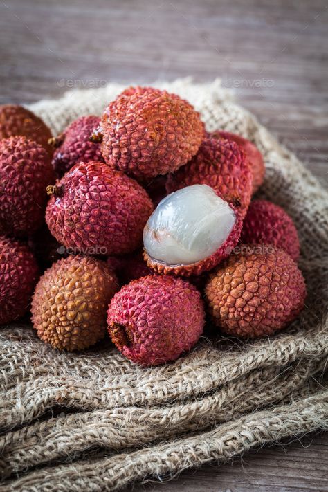 Litchi fruits by sabinoparente. Assortment of tasty and fresh litchi exotic fruits #AD #sabinoparente, #Assortment, #Litchi, #fruits Litchi Aesthetic, Litchi Fruit, Lychee Tree, Thai Fruit, Low Calorie Fruits, Photographie Indie, Fruit List, Thailand Food, Guilt Free Dessert