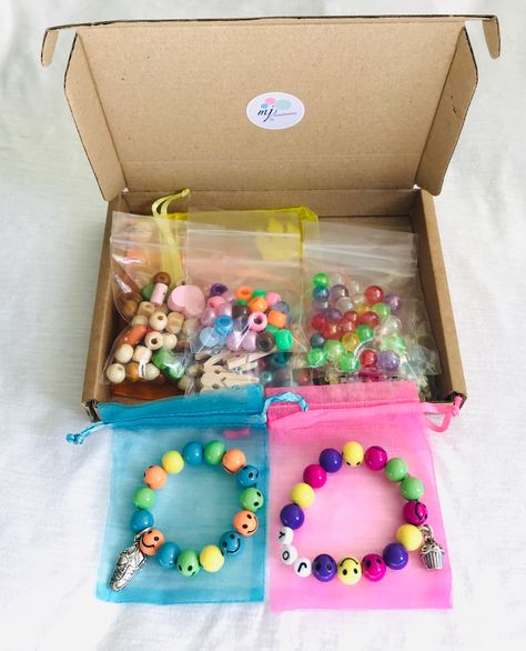 Bracelet Making Kit, Kids Bracelet, Bracelet Party, Homeschool Crafts, Kid Projects, Packing Kids, Bracelet Kit, Diy Jar Crafts, Beaded Boxes