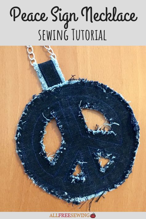 Diy Peace Sign Necklace, Denim Necklace, Jean Ideas, Hippie Crafts, Jeans Crafts, Upcycle Clothing, Hippie Quotes, Peace Sign Art, Diy Fabric Jewellery