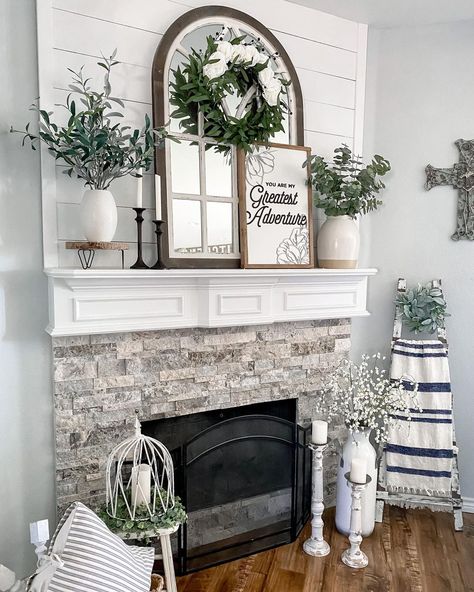 Above Fireplace Decor, Farmhouse Mantle Decor, Farmhouse Fireplace Decor, Diy Farmhouse Ideas, Farmhouse Mantle, Farmhouse Mantel, Fireplace Mantle Decor, Garden Decor Diy, Fireplace Mantel Decor