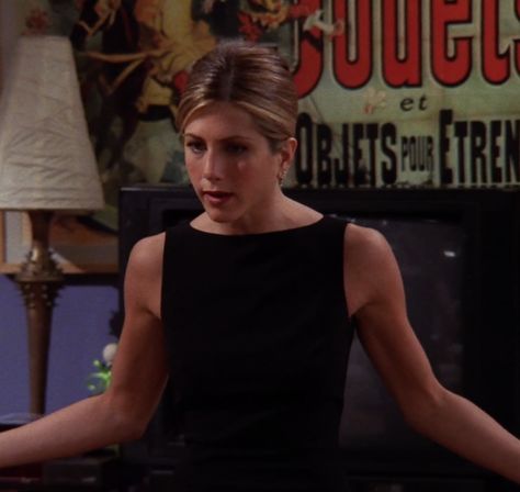 Woman With Toned Arms, Jennifer Aniston Toned Arms, Jennifer Aniston Arm Workout, Rachel Green Body Goals, Womens Toned Arms Aesthetic, Toned Arms Inspirations Aesthetic, Strong Arms Women, Jennifer Aniston Friends, Rachel Green Friends