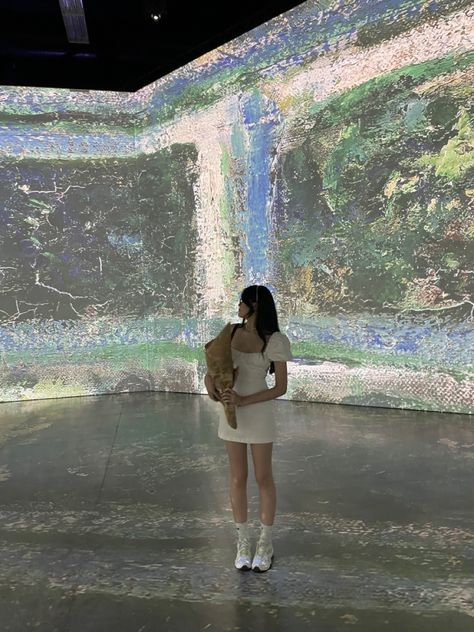 cute, aesthetic, art, art gallery, white, white dress, pearls, flowers, artwork, monet, paintings Art Gallery Dress Outfit, Art Gallery Aesthetic Poses, Museum Dress Outfit, Museum Summer Outfit, Art Gallery Aesthetic Outfit, Art Gallery Outfit Ideas, Art Museum Date Outfit, Museum Pose, Art Gallery Date