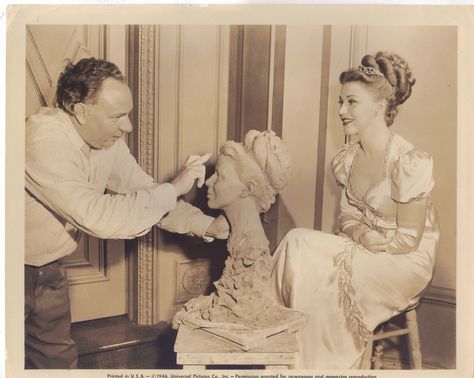 Ginger Rogers & Sculptor Yucca Salamunich, 1946 Ginger Picture, Dolly Madison, Hollywood Jewelry, Classic Actors, Fred And Ginger, Hollywood Pictures, Ginger Rogers, Classic Movie Stars, Fred Astaire