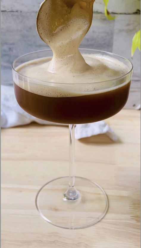 espresso martini with spooning foam on top Affogato Espresso Martini, Coffee Martini Espresso, Vanilla Espresso Martini, Expressing Martini Recipe, Best Espresso Martini Recipe, Homemade Espresso, Wine Bottle Flowers, Baileys Coffee, Espresso Martini Recipe