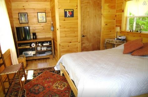 12′ x 16′ Amish-Built Tiny House on JUNE 11, 2015 In April 2014 this Amish-built tiny house was originally meant to be a massage studio for the owner. However plans changed and the owner now rents it out using Airbnb. 12x16 Tiny House Interior, 12 X 16 Tiny House Floor Plans, 12x16 Tiny House Floor Plans, 12x16 Tiny House, Small Shed, Shed House, House Community, Small Kitchenette, Massage Studio