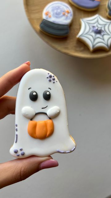 Sana Sodawala on Instagram: "This little ghost is definitely one of my faves from my new Halloween set, it’s just too cute 🥹 Come along and decorate this ghost alongside 6 other fun and spooky biscuits in my new ONLINE decorating class! Whether you want to decorate these for fun or practise some designs for your business - this class is beginner friendly (but it’s great for all levels) and pre-recorded so you can access it anytime, anywhere ✨ All of my online classes come with a full step by step video AND a detailed workbook with all of the information, recipes, tools and steps you need to decorate your own set - link in bio to check it out 🎃💛" Decorated Ghost Cookies, Ghost Cookies Decorated, Ghost Royal Icing Cookies, Ghost Sugar Cookies Decorated, Cute Ghost Cookies, Cookie Decorating For Beginners, Cute Ghost Cookies Royal Icing, Cute Ghost Cookies Decorated, Ghost Sugar Cookies