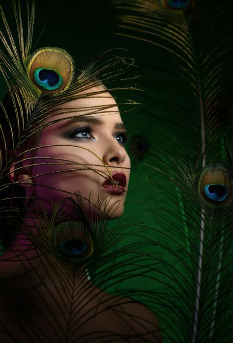 Peacock Eye Makeup, Art Optical, Peacock Art, Friend Poses Photography, Classy Photography, Fantasy Makeup, Peacock Feathers, Peacock Feather, Pics Art