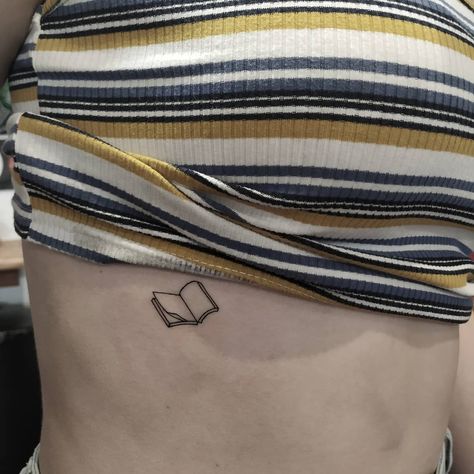 Small Book Tattoo, Reader Tattoo, Tattoos Water, Tattoos Colorful, Book Lover Tattoo, Tattoos Abstract, Book Tattoos, Tattoos Creative, Brain Tattoo