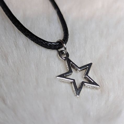 Y2k Style Hollow Star Silver Charm Rope Necklace. Charms Are Approximately 14x16mm Comes On A 17.5 Inch Black Rope Cord With A Lobster Clasp And 1.5 Inch Extension Chain. Star Necklace Y2k, Hand Jewelry Rings, Free People Necklace, Jewelry Y2k, Grunge Accessories, Pretty Jewelry Necklaces, Y2k Necklace, Star Silver, Necklace Charms