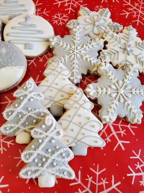 Gray and white Christmas sugar cookies White Christmas Tree Cookies, White Christmas Sugar Cookies, White Christmas Cookies, Snowflake Cookies Decorating, Diy Christmas Cookies, Royal Icing Decorated Cookies, Christmas Bakes, Cookie Corner, Christmas Sugar Cookies Decorated