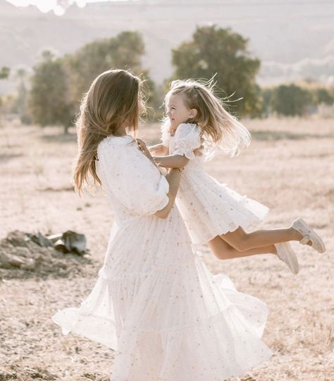 Mother Daughter Western Photoshoot, Mom And Daughter Photo Ideas Outdoor, Mommy And Me Boho Photoshoot, Mom Daughter Poses, Mother Daughter Photography Toddler, Mommy And Daughter Photo Shoot, Mom And Daughter Aesthetic, Mother's Day Diy Gifts, Mothers Day Photoshoot