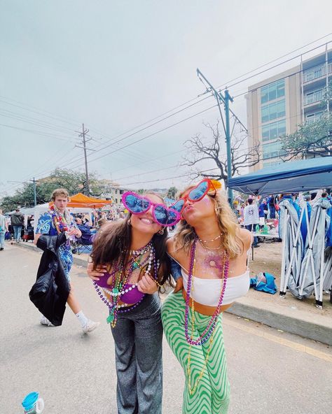 Aesthetic Mardi Gras Outfits, Carnival Bachelorette Party, Cute Mardi Grad Outfits, Cute Mardi Gras Outfit Ideas, Marti Grad Outfit, Mardi Gras Aesthetic Outfit, Mardi Grad Outfit Ideas, Mardi Gras Pictures Ideas, Martigraw Outfit Ideas