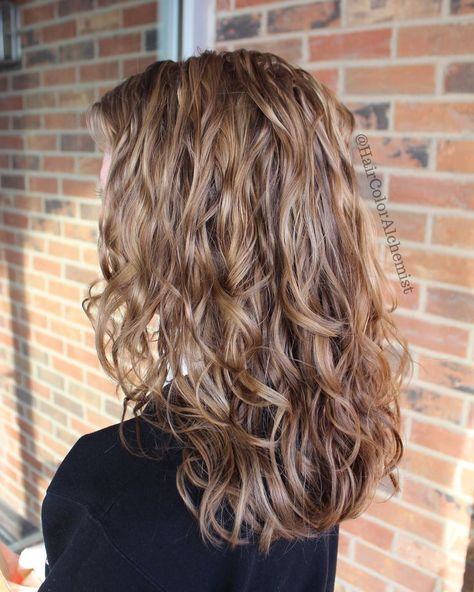 Modern Perm Long Hair, Soft Wave Perm, Hearstyle Girl, Lob Wavy Hair, Wavy Medium Length Hair, Curly Hair Salon, Fine Straight Hair, Wavy Haircuts, Colored Curly Hair