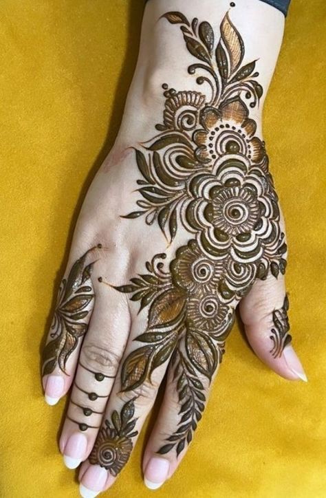 Dubai Mehandi Design Simple, Mehndi Dubai Designs, Mehindi Desgin Simple Arabic Front Hand, Back Hand Mehndi Designs Arabic, Gulf Mehendi Design, Mehndi Eid, Back Hand Henna Design, Stylish Mehndi Design, Ramadan Henna