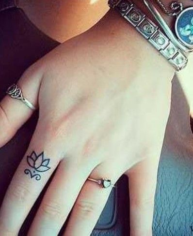 Flower Finger Tattoos, Girl Finger Tattoos, Simple Finger Tattoo, Small Lotus Tattoo, Simple Tats, Toe Tattoos, Full Hand Tattoo, Tiny Finger Tattoos, Tattoo Finger