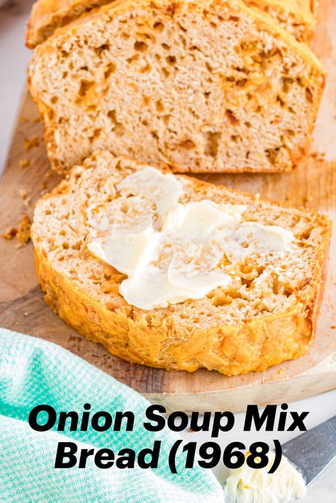 A slice of buttered onion soup mix bread on cutting board with rest of loaf. Easy Bread For Soup, Onion Soup Mix Bread, Onion Soup Bread Recipe, French Onion Soup Bread, Bisquick Quick Bread Recipes, Onion Soup Bread 1968, Bread To Serve With Soup, Bread Machine Beer Bread, Old Fashioned Bread Recipes