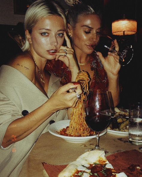 Spaghetti Pizza, Eating Spaghetti, Caroline Vreeland, Italian Sauce, Italian Culture, People Eating, Christmas Photoshoot, Little Italy, Hen Do