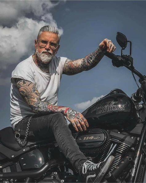 Luxury Bikes, Male Model Poses, Мотоциклы Harley Davidson, Biker Photography, Black Label Society, Male Models Poses, Motorcycle Suit, Biker Men, Rugged Men