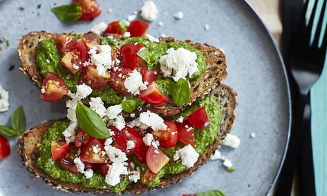 Toast With Tomatoes, Pesto Toast, Feta Pesto, Soy Ginger Dressing, Vegetarian Recepies, Light Lunches, Beetroot Salad, Salad Leaves, Anti Aging Food