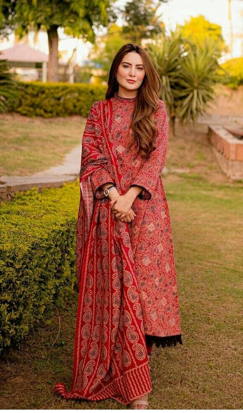 Maxi Dress Styles, Shoes Guide, Pakistan Dress, Kaftan Designs, Lace Dress Design, Velvet Dress Designs, Simple Kurta Designs, Long Kurti Designs, Casual Indian Fashion