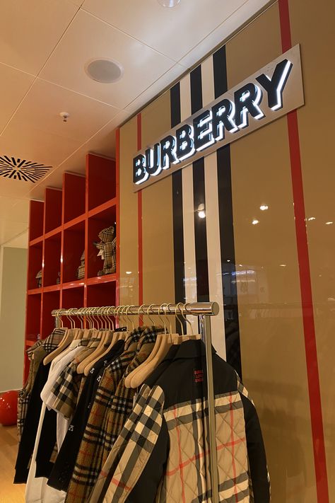 Burberry Store Aesthetic, Burberry Astethic, Vintage Burberry Aesthetic, Burberry Old Money, Shopping Snap Story, Burberry Aesthetic, Burberry Wallpaper, Burberry Store, Burberry Fashion