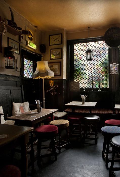 English Pub Interior, Irish Pub Decor, Wainscoting Kitchen, Dining Room Wainscoting, Wainscoting Styles, Pub Interior, Pub Sheds, Gastro Pubs, Pub Design