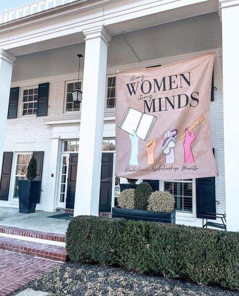 Banners Sorority, Sorority Recruitment Banners, Sorority Banner Ideas, Bid Day Banner, Panhellenic Sororities, Welcome Back Banner, Sorority Graduation, Sorority Photoshoot, Painted Banner