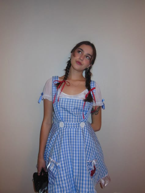 Dorothy Hairstyle, Dorothy Hair, Hallway 2023, Dorothy From Wizard Of Oz, Ideas Carnaval, Dorothy Halloween Costume, Halloween Costumes For Big Kids, Belle Halloween, Halloween Fits