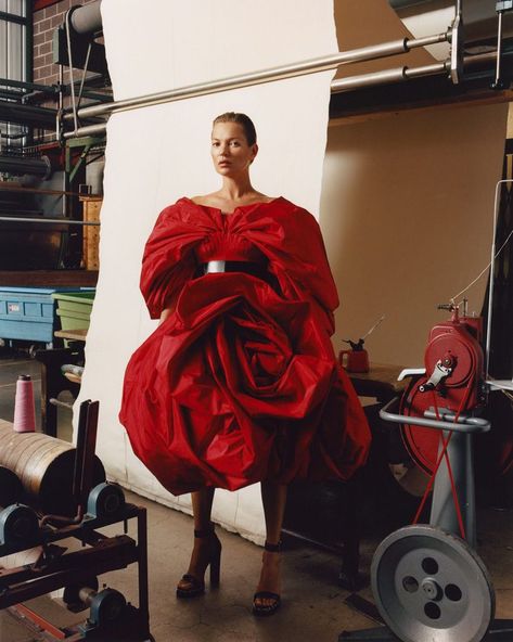 Kate Moss is the Face of Alexander McQueen Fall Winter 2019 Collection Jamie Hawkesworth, Alexander Mcqueen Collection, Red Runway, Alexander Mcqueens, Wedding Beauty, Kate Moss, Ad Campaign, Womens Fall, Fashion Photographer