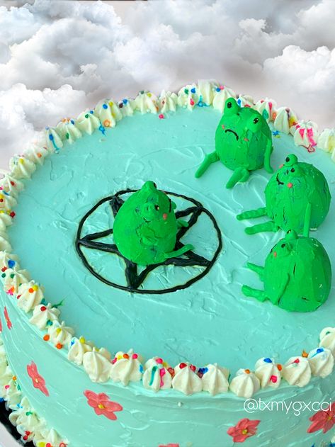 Minimalist frog cake, pentagram, satan Frog Cake Tutorial, Frog Pond Cake, Korok Cake, Easy Frog Cake, Frog Cake Birthday, Frog Cake Ideas, Frog Wedding Cake, Minimalist Bday Cake, Funny Cake Designs