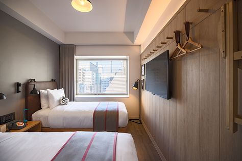 Japan's Two New Moxy Hotels Aim for Laid-Back Hospitality Concept Hotel, Small Hotel Room, Container Hotel, Diy Design Ideas, Hotel Bedroom Design, Theme Hotel, Hotel Room Interior, Tsukiji, Hotel Room Design