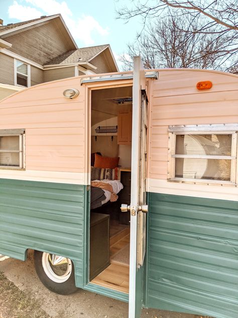 Small Camper Interior, Vintage Trailer Remodel, Caravan Vintage, Vintage Camper Interior, Camper Diy, Casa Retro, Caravan Makeover, Camper Trailer Remodel, Vintage Camper Remodel