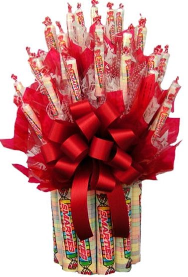 kids candy bouquets | Smarties Candy Bouquet - Candy Bouquet. You could add in gift cards, money flowers or chocolate items for other ages. Candy Boquets, Smarties Candy, Candy Arrangements, Candy Bouquet Diy, Edible Bouquets, Candy Basket, Candy Cakes, Candy Crafts, Gift Bouquet