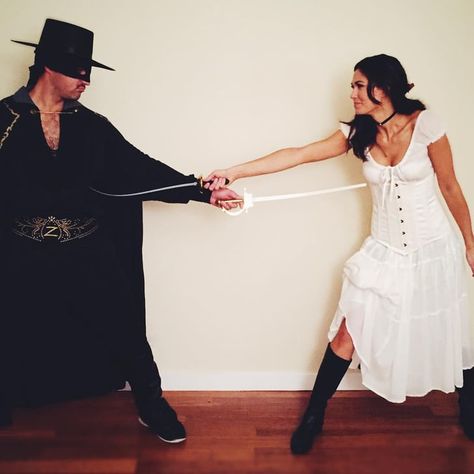 Zorro and Elena From The Legend of Zorro Elena Costume, Movie Couples Costumes, Zorro Costume, Karneval Diy, Movie Duos, Cute Couples Costumes, Diy Couples Costumes, Best Couples Costumes, Movie Halloween Costumes